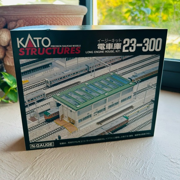 Kato 23-300 N Scale Long Engine House model railroad building kit - Picture 2 of 10